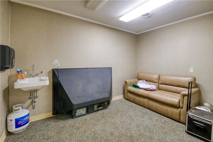 More Photos Of 111 W Pine Grove Rd, Fair Play Office For Sale