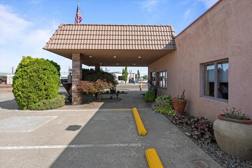 More Photos Of 100 E Broadway Ave, Moses Lake Office For Sale