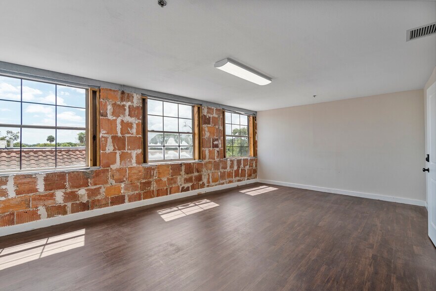 More Photos Of 909 E New Haven Ave, Melbourne Storefront Retail Residential For Lease