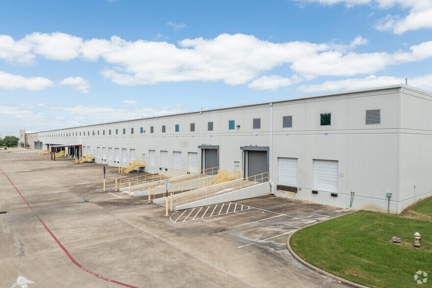 More Photos Of 12900 W Airport Blvd, Sugar Land Distribution For Lease