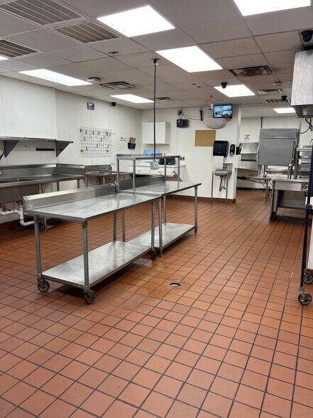 More Photos Of 10811 NE 23rd St, Spencer Restaurant For Lease