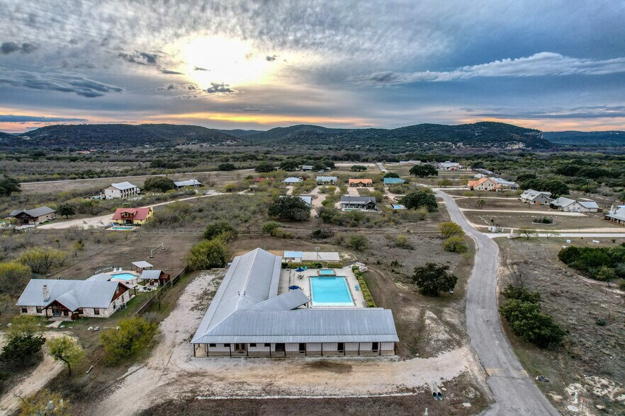 More Photos Of 16 Mountain Laurel Ln, Concan Hospitality For Sale