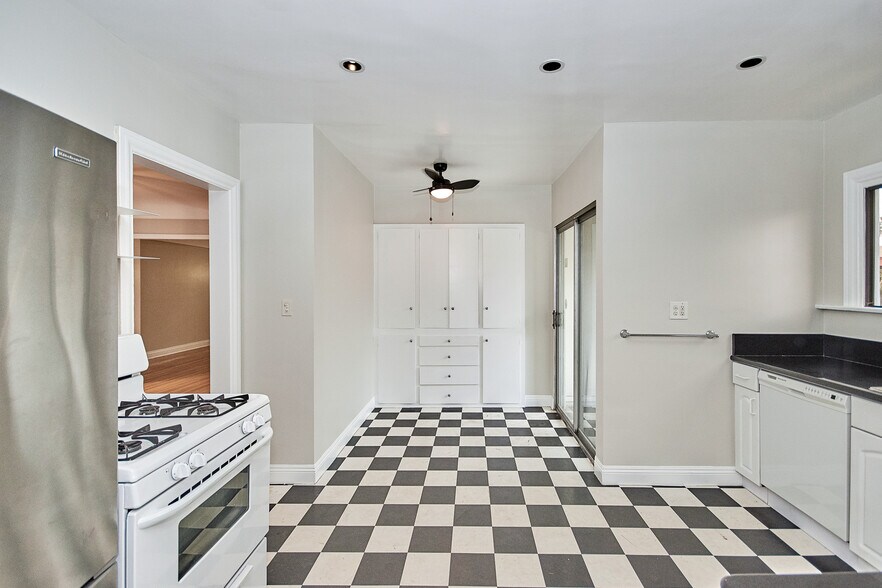 More Photos Of 6669 De Longpre Ave, Los Angeles Apartments For Sale