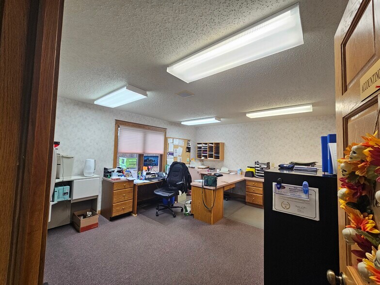 More Photos Of 3165 Cabaret Trl S, Saginaw Office For Sale