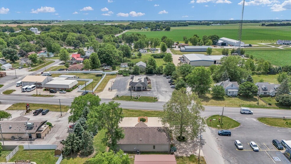 More Photos Of 606 W Oak St, Fairbury Office For Sale