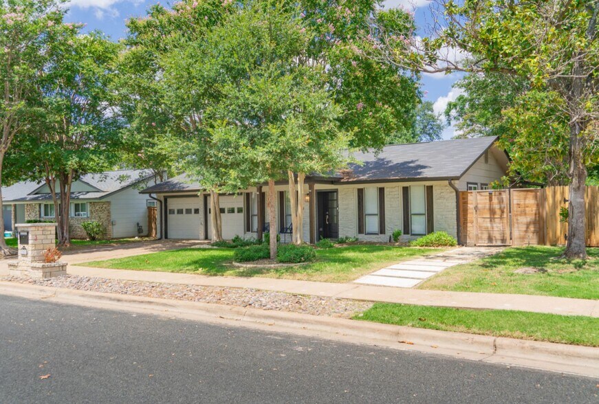 More Photos Of 7002 Whispering Oaks Dr, Austin Specialty For Sale