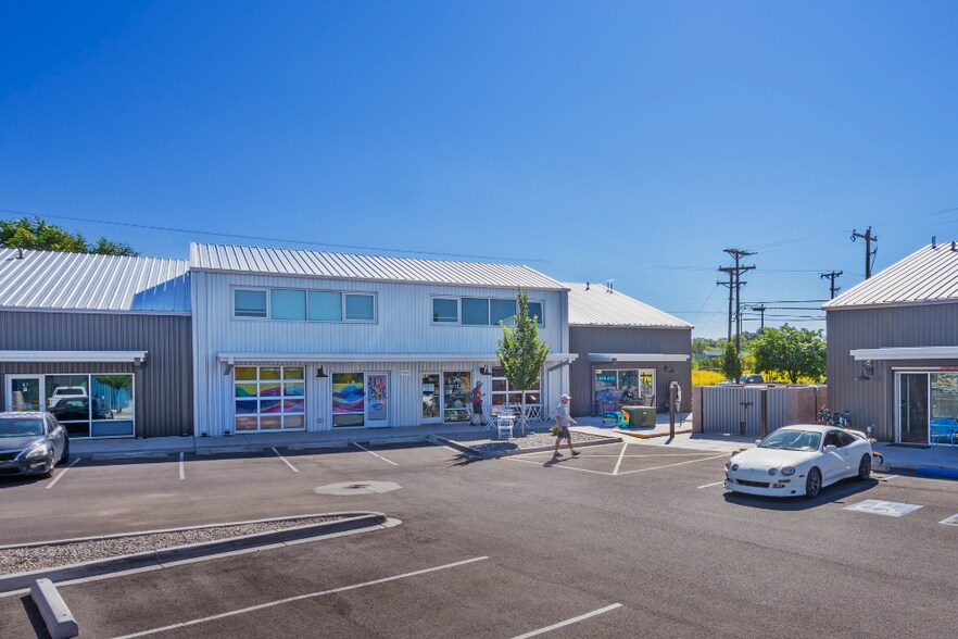 More Photos Of 1189 Parkway Dr, Santa Fe Showroom For Sale