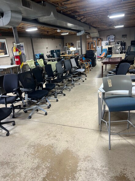 More Photos Of 1601 E Algonquin Rd, Mount Prospect Warehouse For Lease