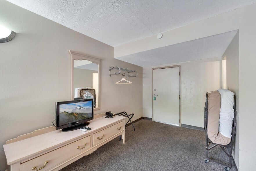 More Photos Of 150 N Lake Powell Blvd, Page Hotel For Sale