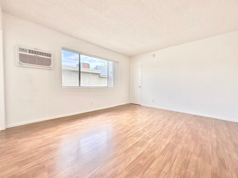 More Photos Of 14157 Calvert St, Van Nuys Apartments For Sale