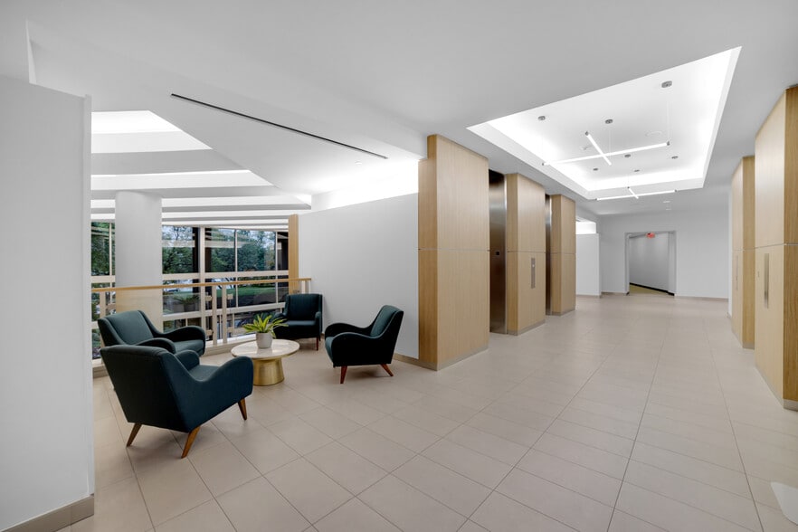 More Photos Of 105 Decker Ct, Irving Office For Lease