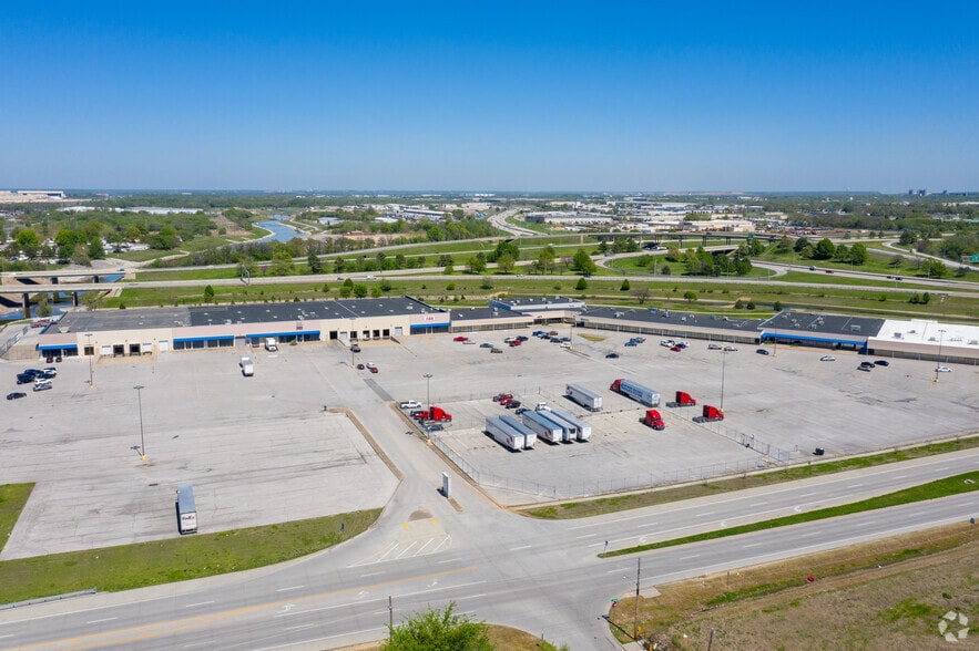 More Photos Of 9797-10161 E Admiral Pl, Tulsa Showroom For Lease