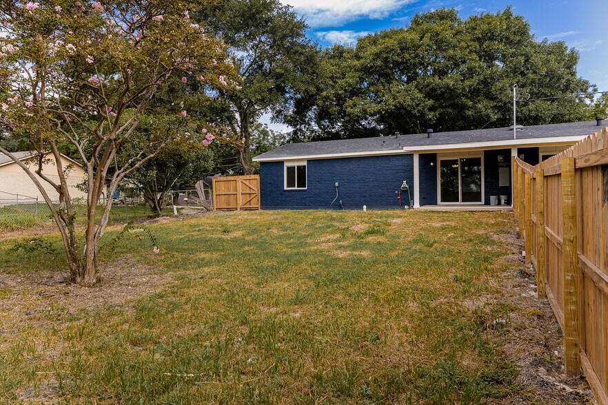 More Photos Of 811 Matchett St, Brenham Apartments For Sale