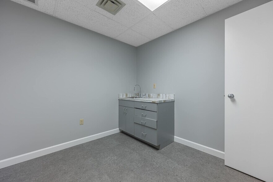 More Photos Of 7271 N Main St, Dayton Medical For Lease