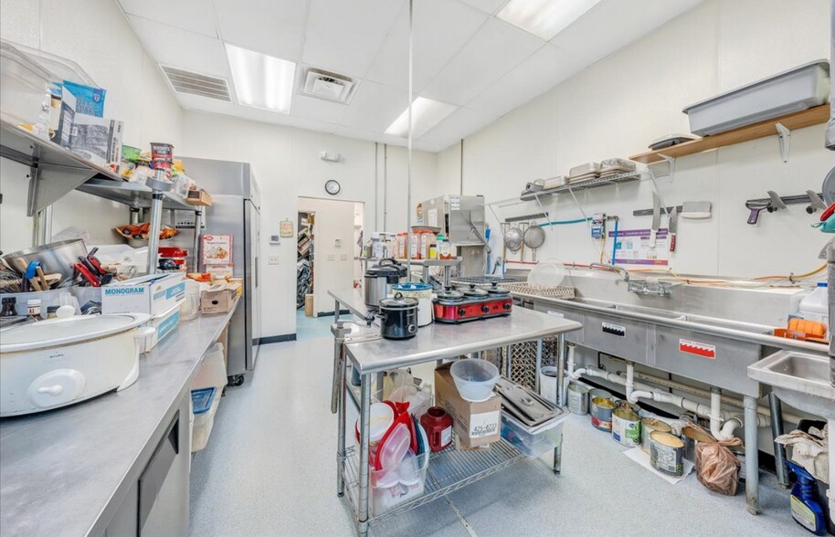 More Photos Of 119 E Cleveland Ave, Vinton Freestanding For Lease