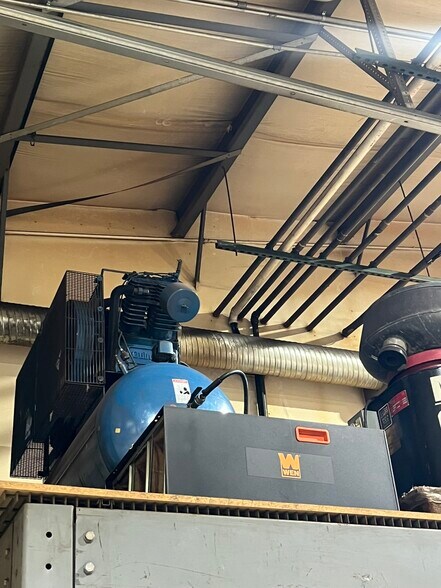 More Photos Of 33549 E Royalton Rd, Columbia Station Light Manufacturing For Sale