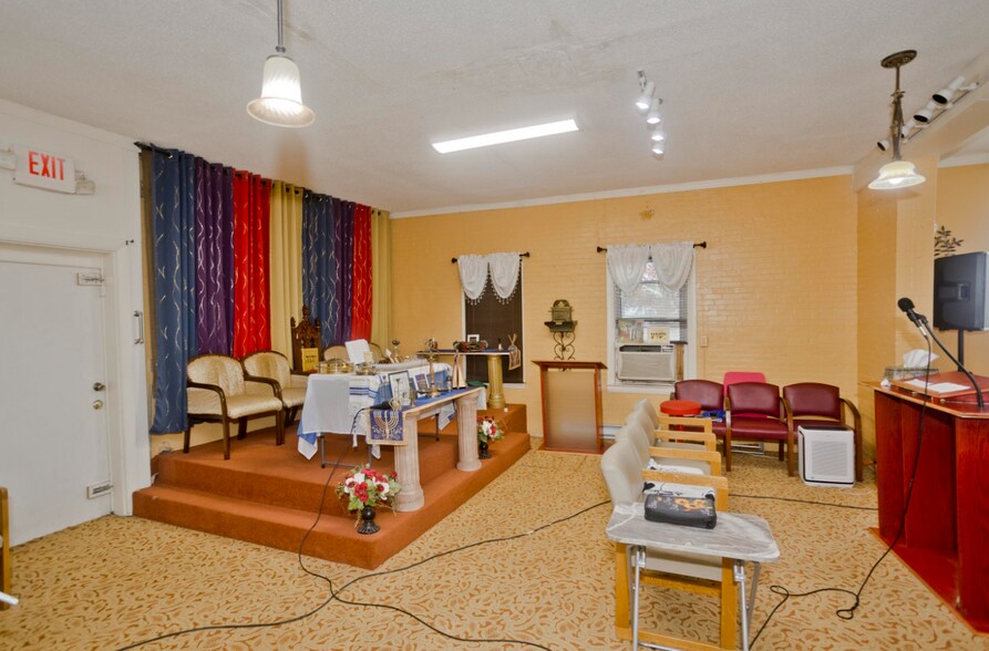 More Photos Of 193 Elm St, Holyoke Flex For Sale