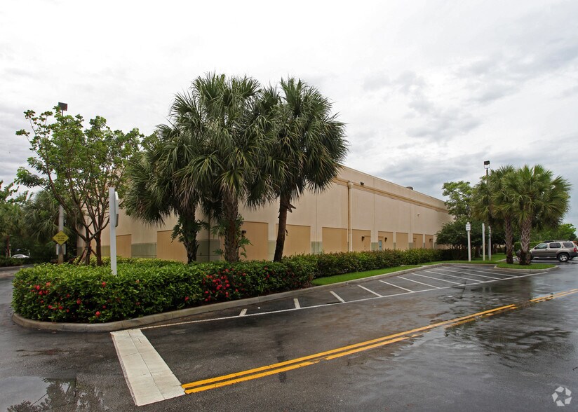 More Photos Of 2600 Glades Cir, Weston Storefront Retail Office For Lease