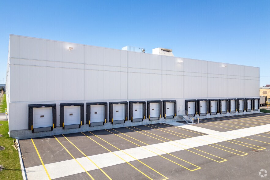 More Photos Of 7300 Ch De La Côte-De-Liesse, Saint-Laurent Distribution For Sale