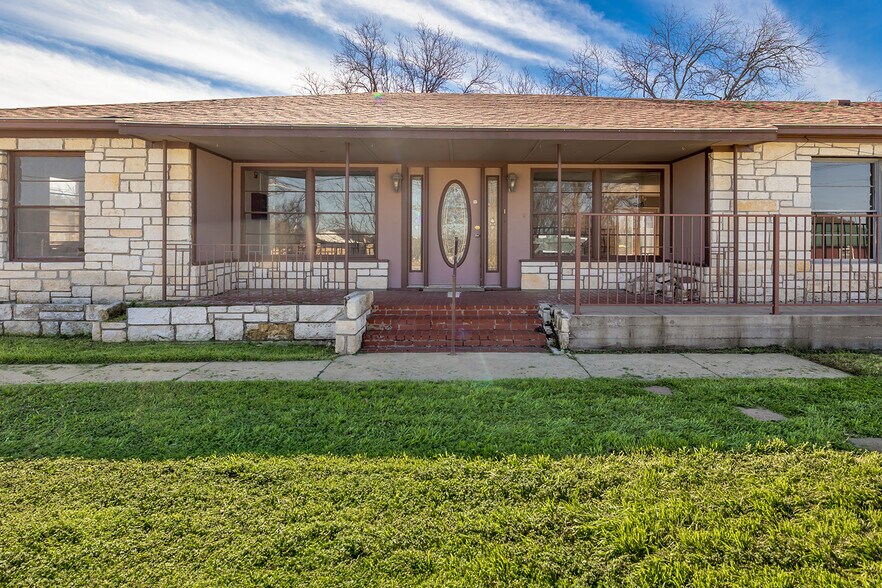 More Photos Of 104 E 5th St, Brady Office Residential For Sale