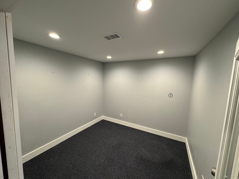 More Photos Of 721 Bulverde Rd, Bulverde Freestanding For Lease