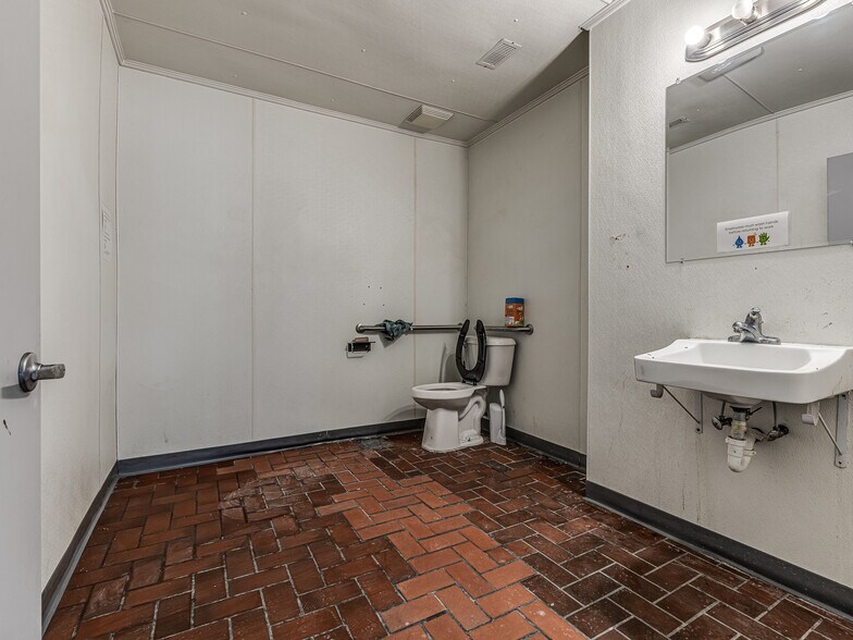 More Photos Of 741 NW 12th St, Moore Restaurant For Lease