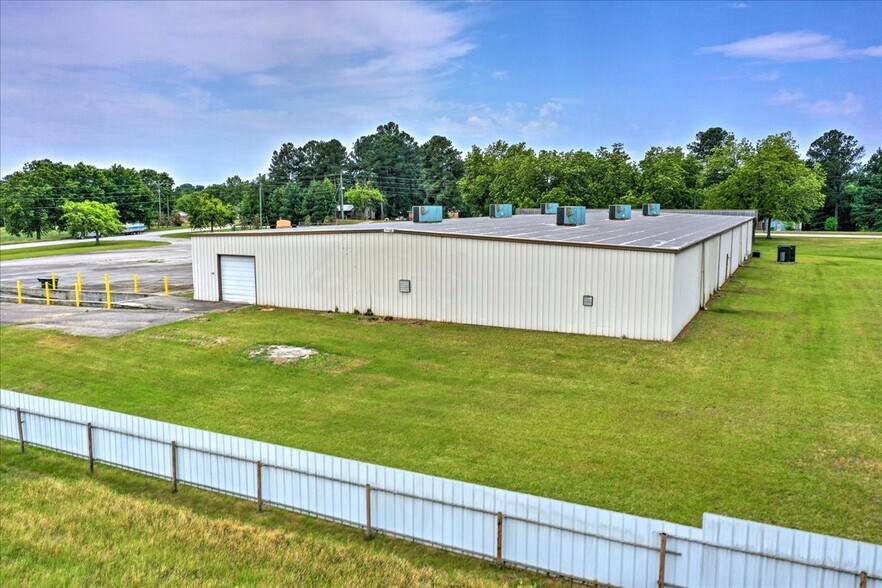 More Photos Of 1002 Commerce, Lincolnton Distribution For Sale