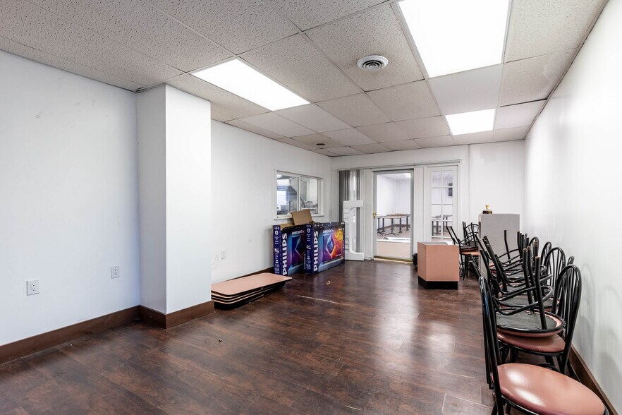 More Photos Of 2425 Hyde Park Blvd, Niagara Falls Freestanding For Sale