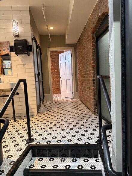 More Photos Of 71 N Broad St, Winder Office Residential For Lease