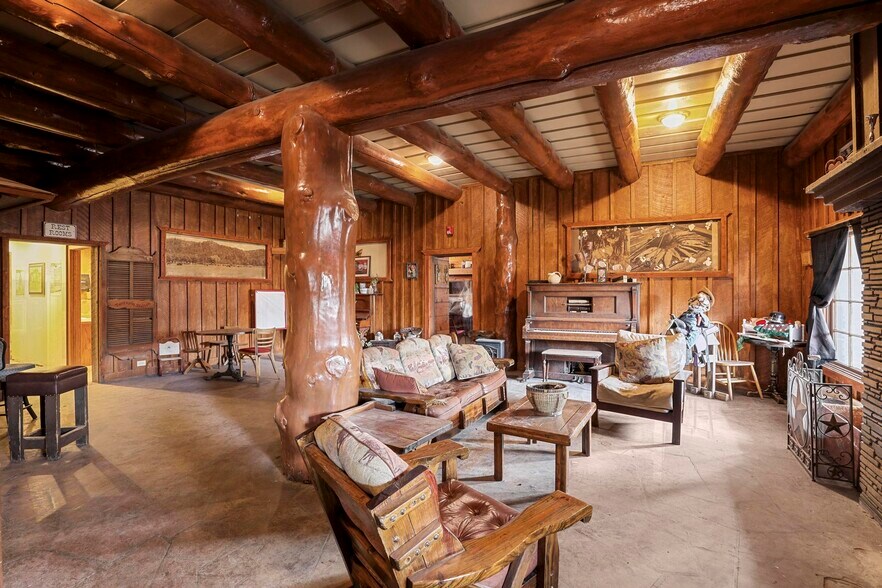 More Photos Of 607 W Main St, Payson Bar For Sale