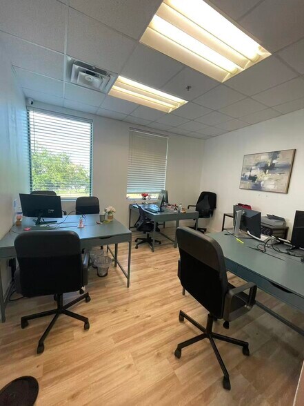 More Photos Of 7075 Kingspointe Pky, Orlando Showroom For Sale