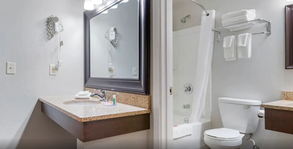 More Photos Of 2050 S US 41, Marquette Hotel For Sale