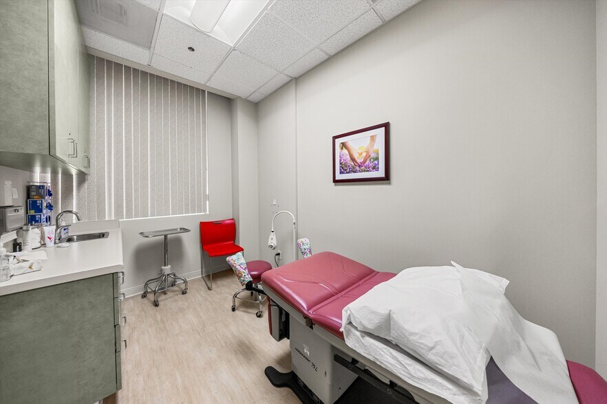 More Photos Of 27871 Smyth Dr, Santa Clarita Medical For Sale