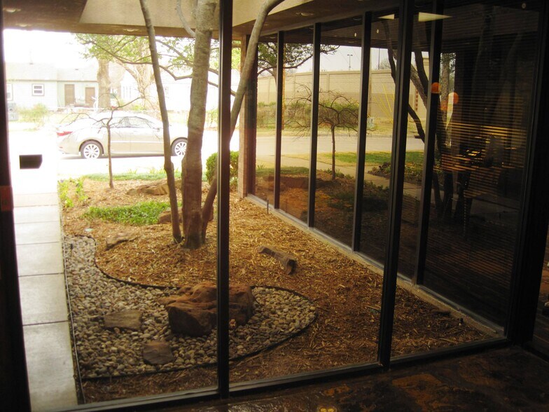 More Photos Of 1703 E Skelly Dr, Tulsa Office For Lease