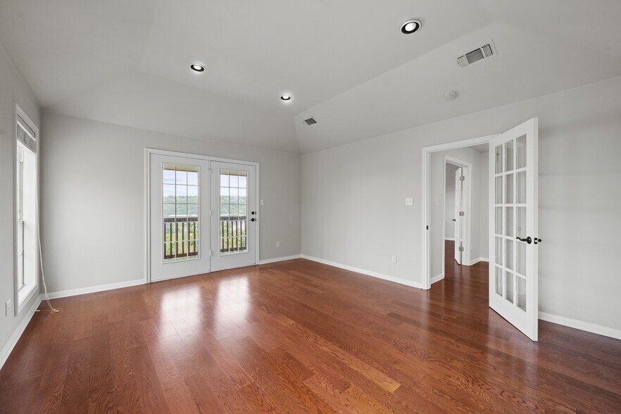 More Photos Of 19019 TX-71, Spicewood Office Residential For Lease