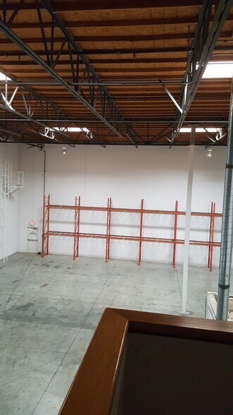 More Photos Of 28875 Industry Dr, Valencia Warehouse For Lease