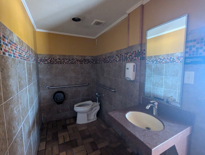 More Photos Of 1430 Washington Blvd, Beaumont General Retail For Sale