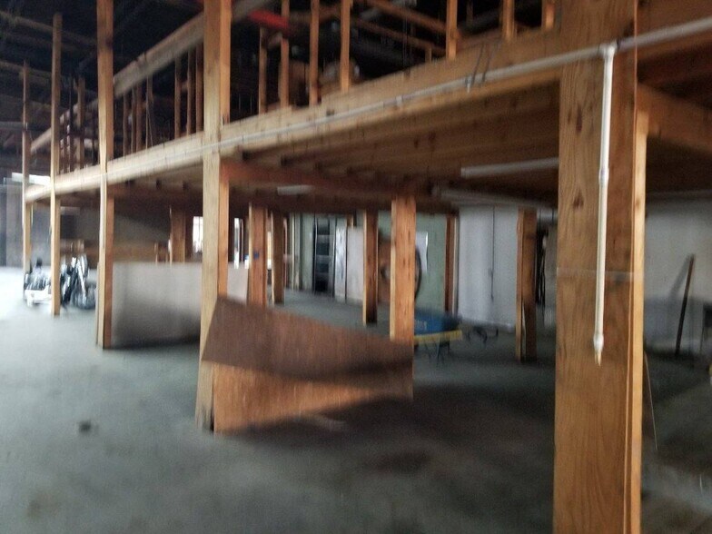 More Photos Of 1015 State Ave, Kansas City Showroom For Lease