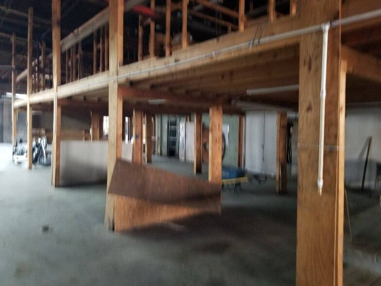 More Photos Of 1015 State Ave, Kansas City Showroom For Sale