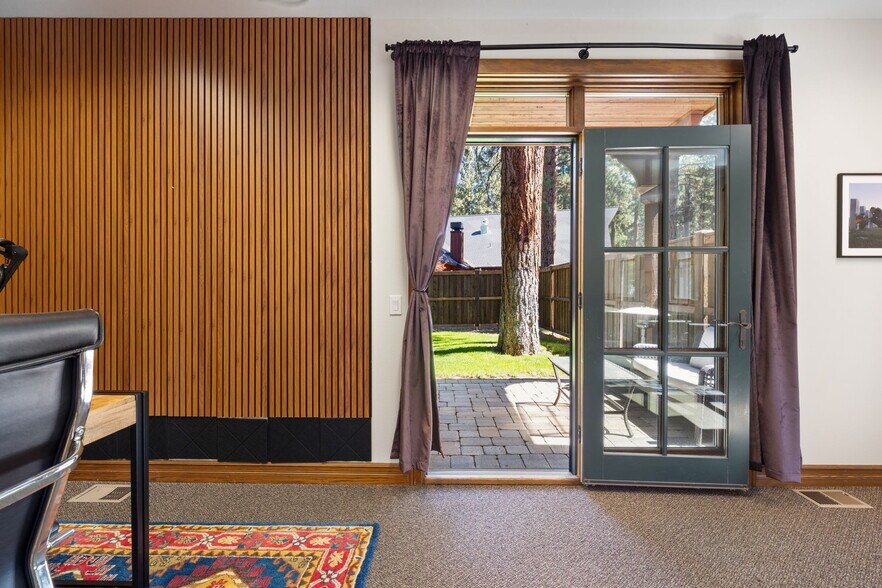 More Photos Of 750 Buckaroo Trl, Sisters Office For Sale