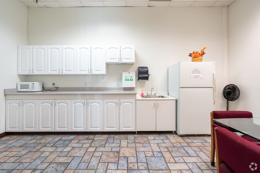 More Photos Of 45 W Easy St, Simi Valley Warehouse For Lease