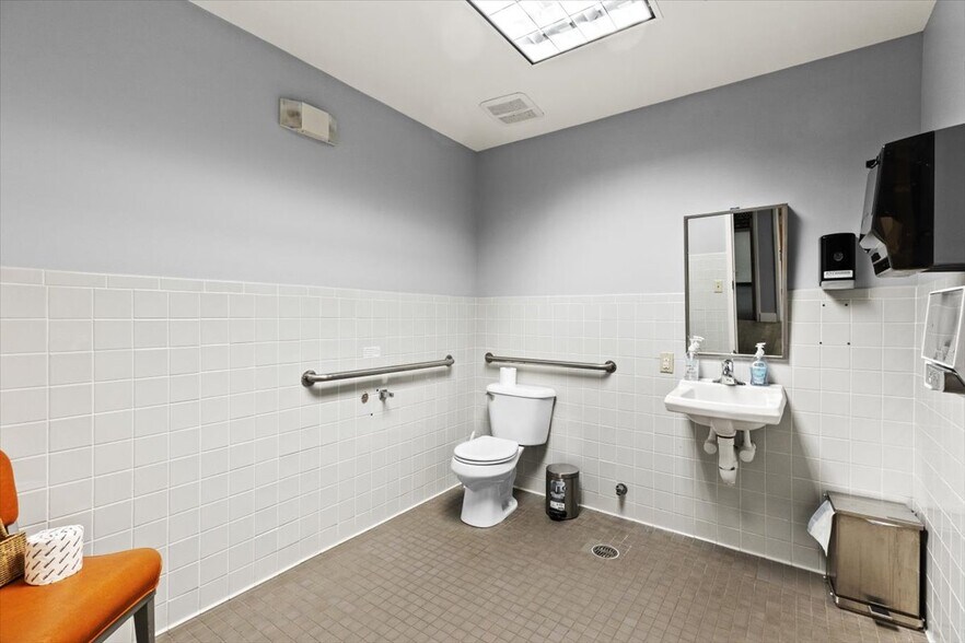More Photos Of 617 Mulberry St, Elizabethtown Office For Sale