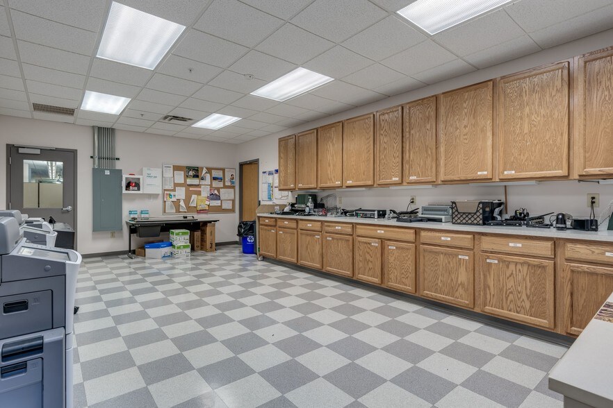 More Photos Of 3825 Columbus Rd, Granville Business Park For Lease