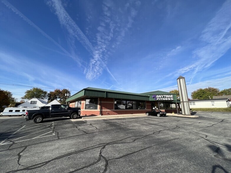 Primary Photo Of 205 Defiance St, Wapakoneta Health Club For Lease