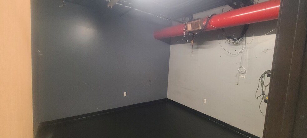 More Photos Of 18830 Woodward Ave, Detroit General Retail For Lease