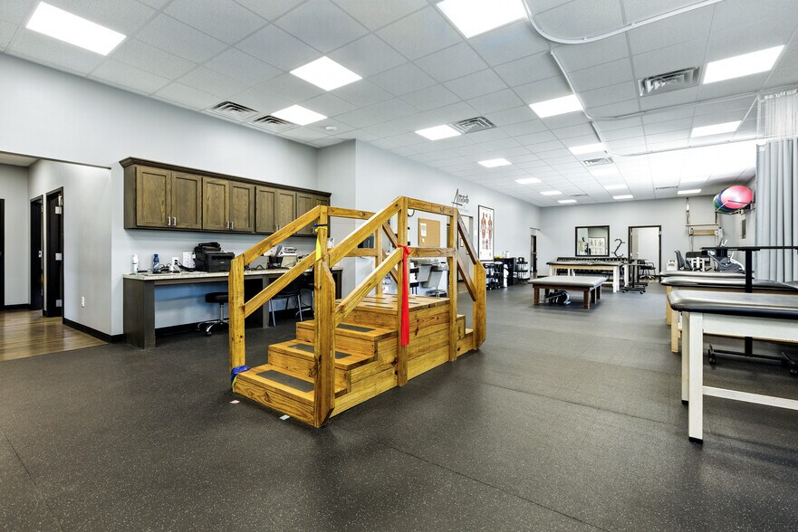 More Photos Of 2221 John Williams Blvd, Bedford Office For Sale