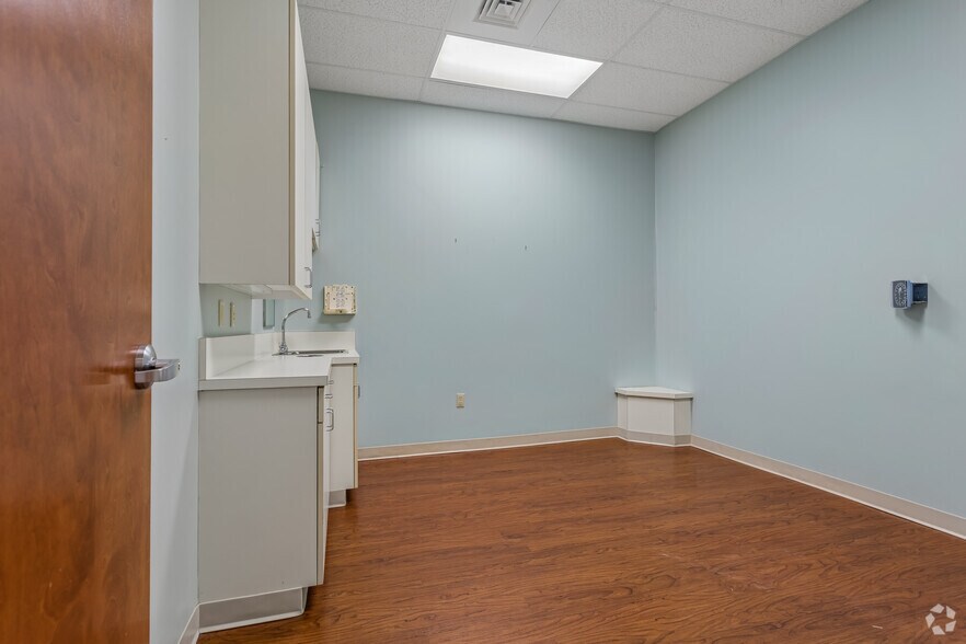 More Photos Of 7800 Wolf Trail Cv, Germantown Medical For Sale