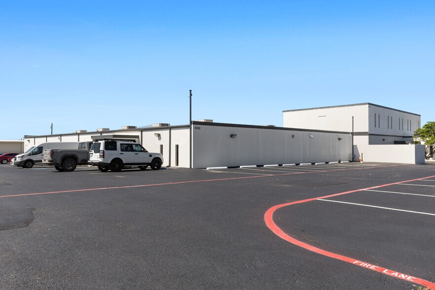 More Photos Of 4200-4202 Wiley Post Rd, Addison Warehouse For Lease