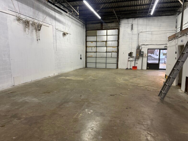 More Photos Of 7631 Fullerton Rd, Springfield Warehouse For Lease