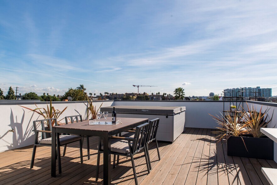 More Photos Of 2478 Penmar Ave, Venice Dormitory For Sale